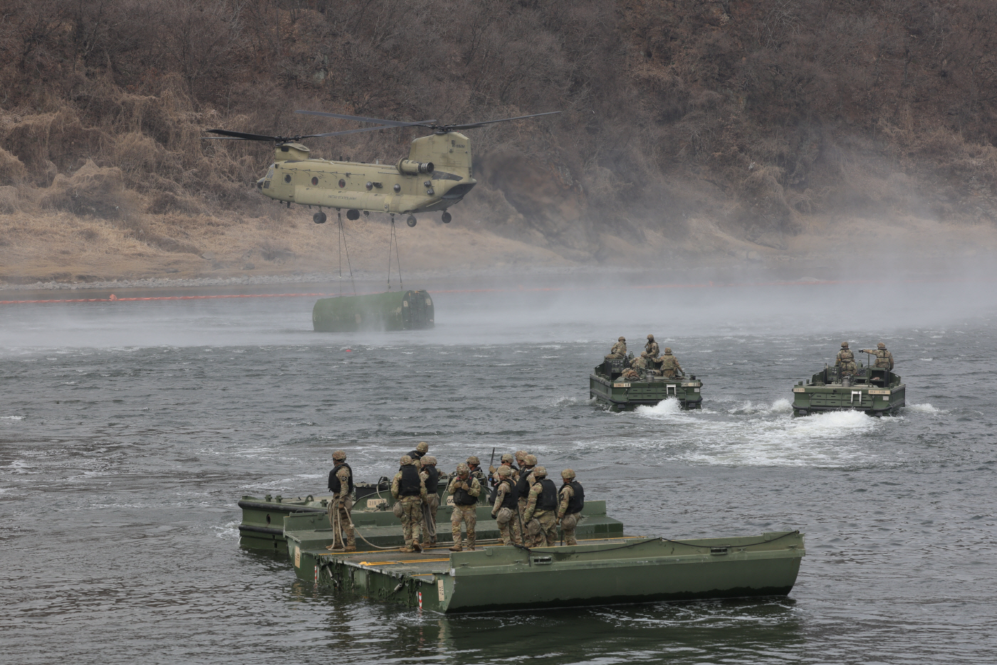 임진강에서 실시된 한미연합 도하훈련