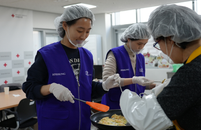 사진2. 효성 임직원들이 19일 마포구 대한적십자사 마포봉사나눔터에서 취약계층 지원을 위한 사랑의 밑반찬을 만들었다.