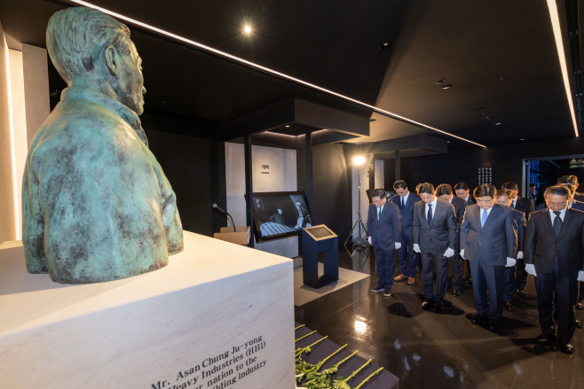 사진1.  HD현대는 20일(금) 판교에 위치한 HD현대 글로벌R&D센터에서 정기선 회장 등 주요 경영진이 참석한 가운데 정주영 창업자의 25주기 추모식을 진행했다.