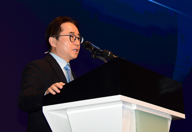 [참고사진] 삼성전기 장덕현 대표이사가 주주총회에서 2026년 경영성과를 발표하고 있다(1)