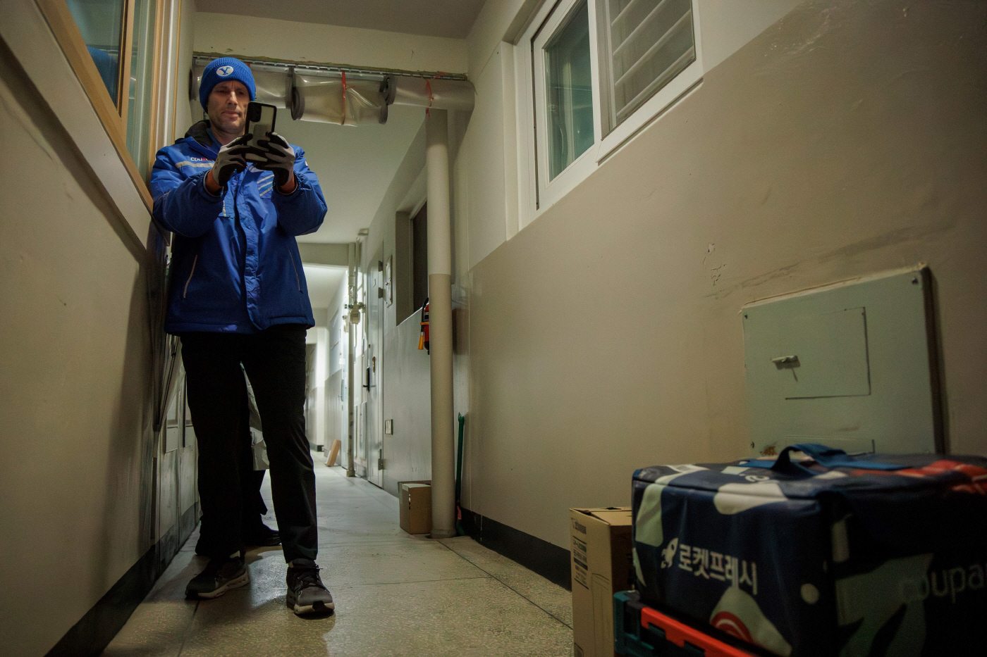 [쿠팡 이미지6] 로저스 대표가 배송업무를 하고 있는 모습