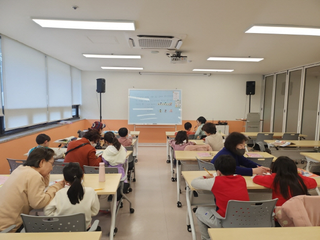 다문화가족 자녀 대상 기초학습 프로그램을 시행하고 있는 고양시/고양시