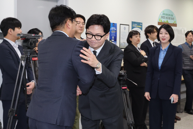 포옹하는 한동훈 전 대표와 김종혁 전 최고위원<YONHAP NO-5801>