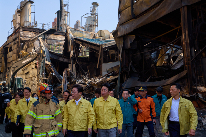 이재명 대통령, 대전 공장 화재 현장 방문