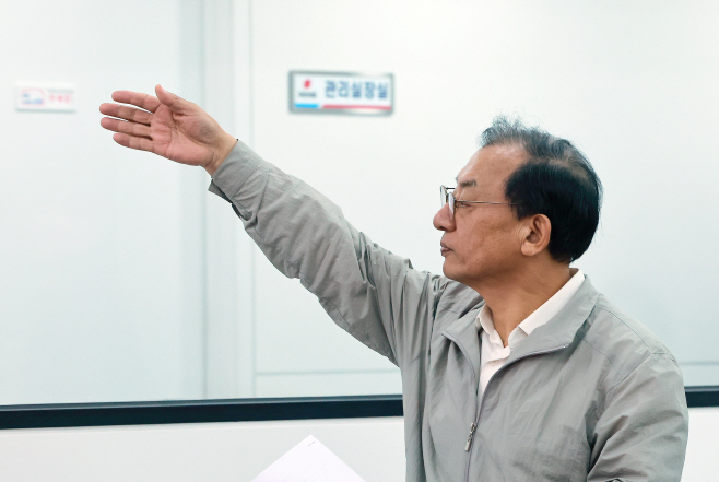 공관위원 부르는 이정현 공관위원장<YONHAP NO-4702>