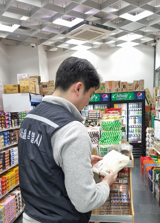 서울시 식품안전단속반 점검 모습 (1)