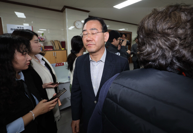 장동혁 대표 만나고 나오는 주호영 의원<YONHAP NO-4714>