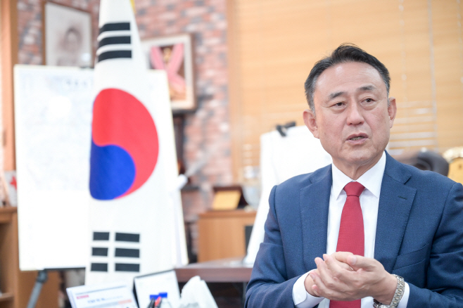 이충우 여주시장이 아시아투데이와 인터뷰에서 지역현안에 대해 설명하고있다./여주시