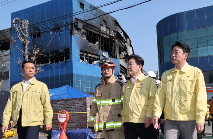 이재명 대통령, 대전 대형 화재 현장 피해 상황 점검