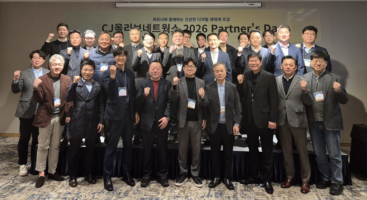 [사진] CJ올리브네트웍스 유인상 대표이사와 전략협력사 관계자들이 2026 파트너스데이 행사에서 동반성장을 다짐하며 기념 촬영을 하고 있다