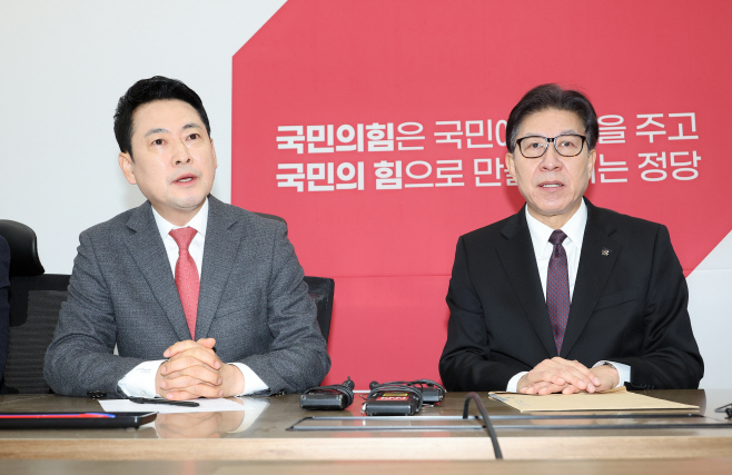 박형준 부산시장 만나 발언하는 장동혁 대표<YONHAP NO-3047>