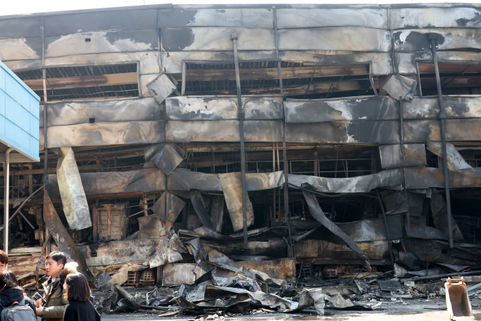 골격만 남은 건물