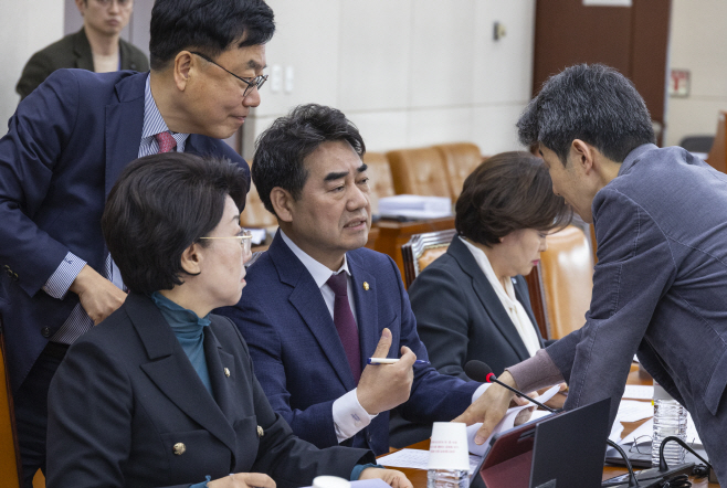 부산 글로벌허브 특별법 관련 논의하는 여야 행...<YONHAP NO-2594>