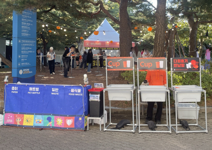 2. 행사장 다회용기 수거함 및 분리배출 사진