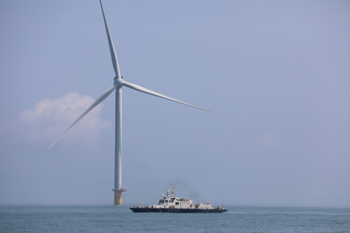 목포해경이 해상풍력단지 해양사고 예방활동을 하고있다 1