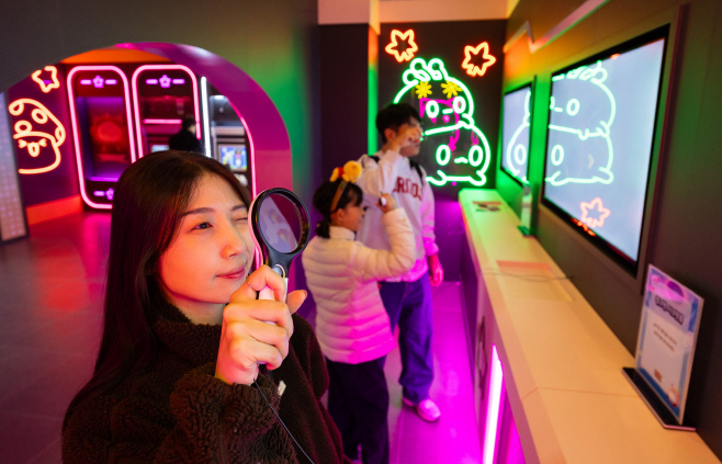 [롯데월드 어드벤처] (2) 메이플스토리 인 롯데월드 오픈_핑크빈 비밀 아지트 체험하는 손님들