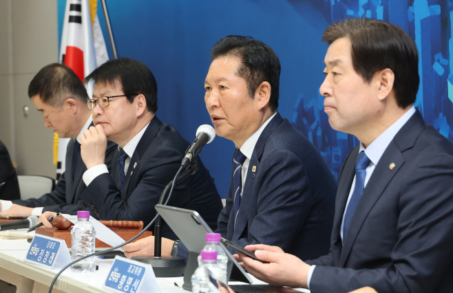 정청래 대표, 충주에서 민생현장 최고위원회의<YONHAP NO-3244>