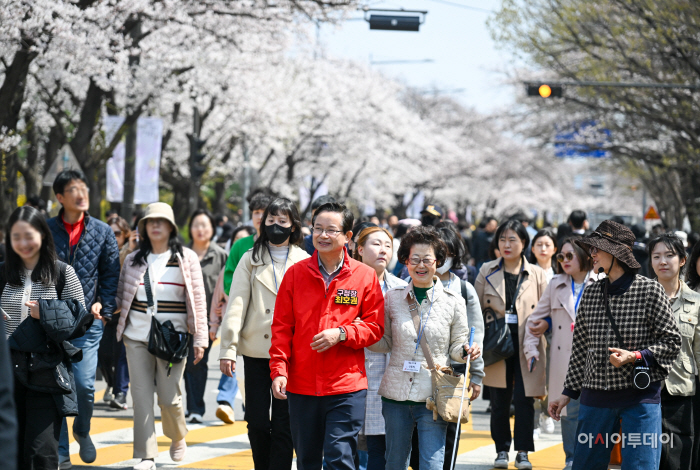 [포토] 영등포구, 시각장애인을 위한 ‘여의도 봄꽃축제’ 투어