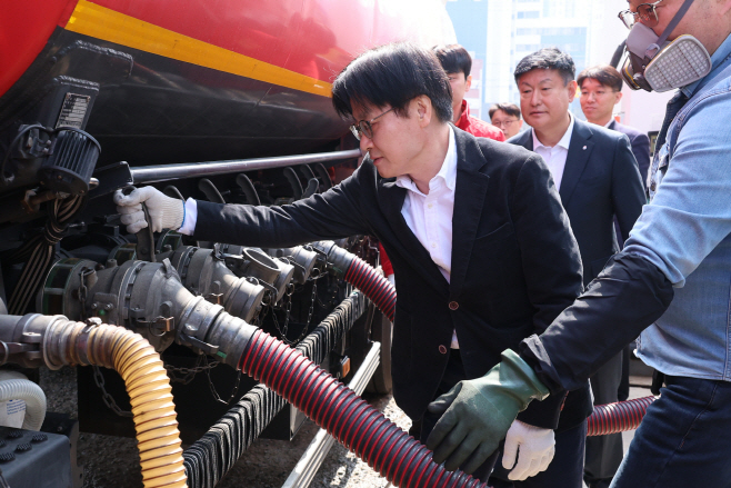 알뜰주유소 현장 방문한 김정관 산업부 장관<YONHAP NO-9724>