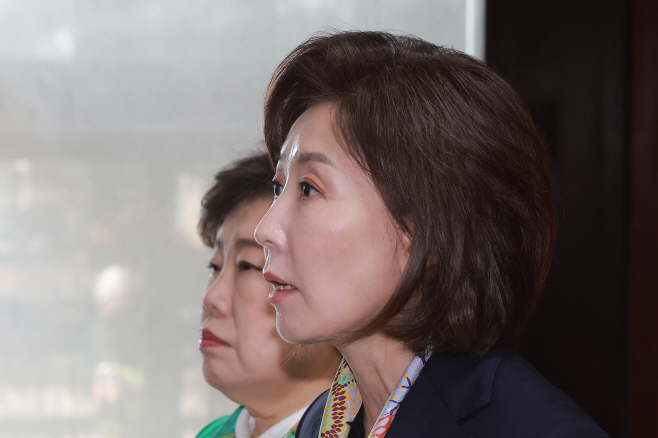 '상임위 독식 예고' 민주당 규탄 기자회견하는 ...<YONHAP NO-3283>