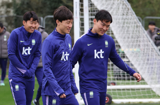 훈련장 들어서는 한국대표팀