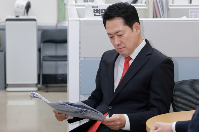 신문 보는 국민의힘 장동혁 대표<YONHAP NO-3832>