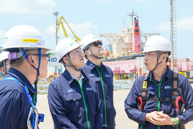 1. HD현대 정기선 회장이 25일(수) 베트남 중남부에 위치한 HD현대에코비나를 찾아 현장 설비와 안전 시설물을 점검하고 있다.
