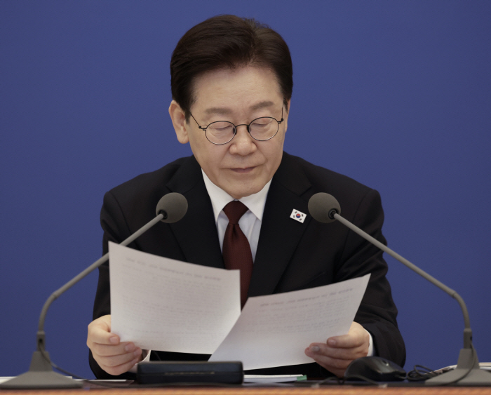 자료 살펴보는 이재명 대통령