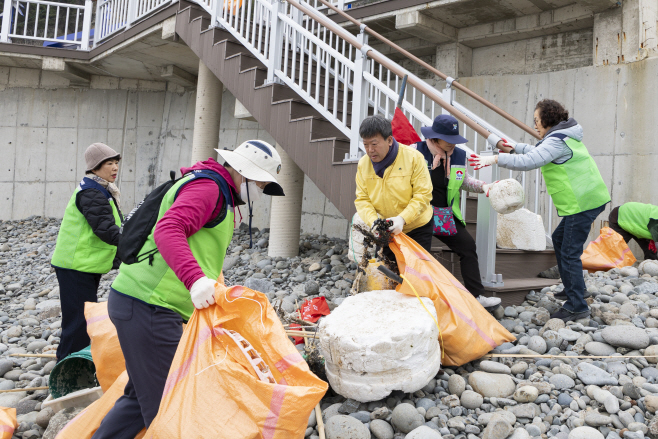 관련사진(2026 새봄맞이 청정 울릉 해안 정화활동 실시) (2)