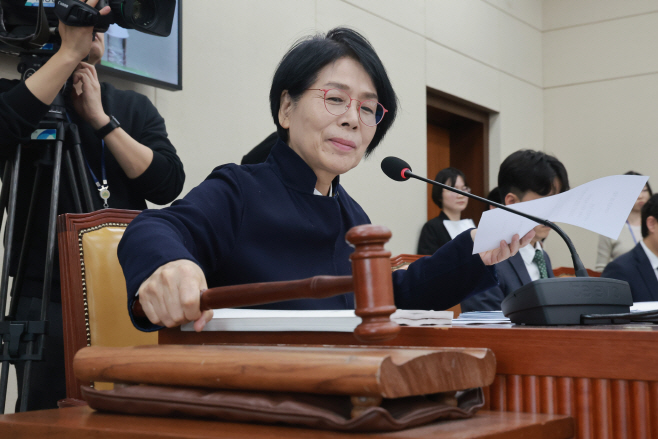 법안 처리하는 최민희 과방위원장<YONHAP NO-3518>