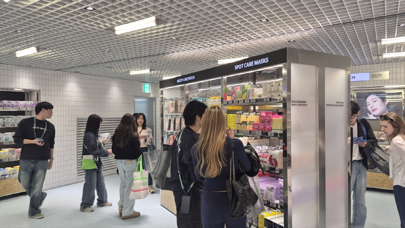 미국인 관광객 킴(28) 씨가 26일 서울 중구 ‘올리브영 명동’ 매장에서 외국어 전담 직원의 영어 안내를 받으며 스킨케어 제품을 고르고 있다. /차세영 기자