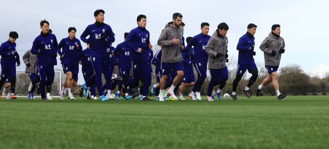 러닝으로 몸 푸는 한국축구대표팀<YONHAP NO-0817>