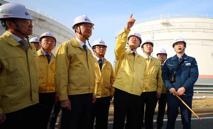 이재명 대통령, 석유비축기지 시찰