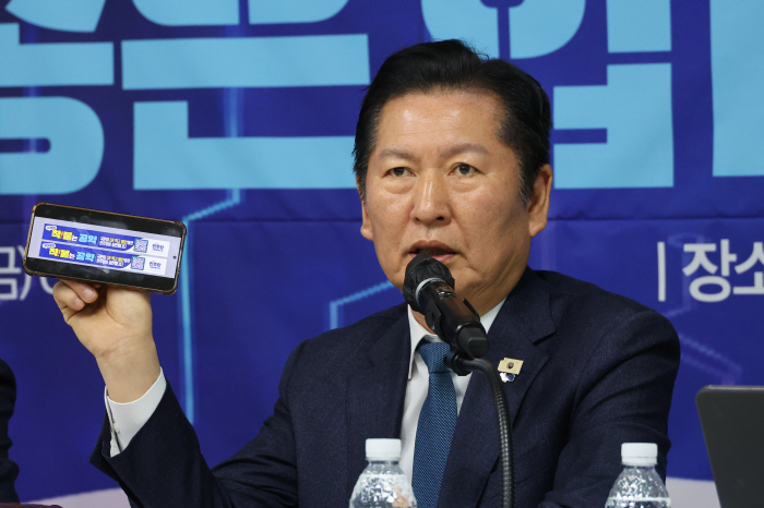 '착! 붙는 공약' 캠페인 호소하는 정청래 대표<YONHAP NO-4412>