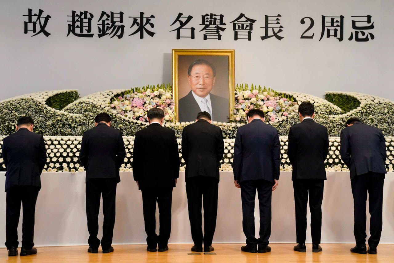 사진 1. 29일 서울 마포구 효성 마포본사에서 열린 고 조석래 효성 명예회장 2주기 추모식에서 효성 임직원들이 헌화 후 묵념을 하고 있다