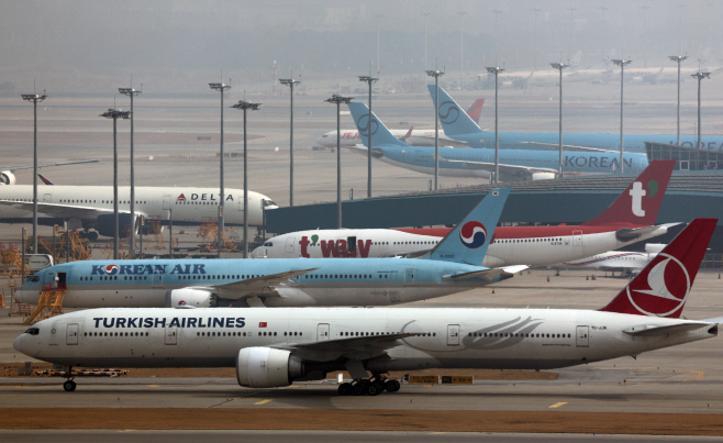 중동발 고유가에 유류할증료 급등<YONHAP NO-0606>