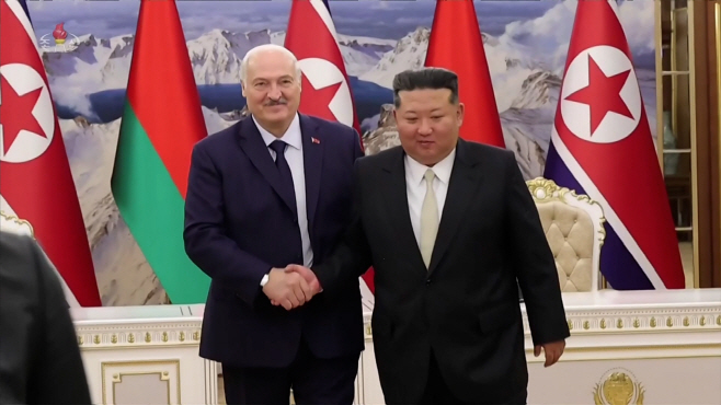 김정은·루카셴코, 친선협조조약 체결 기념촬영<YONHAP NO-6165>