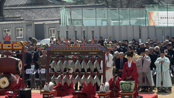 12. 참례자들이 성현에게 예를 갖추고 있다.