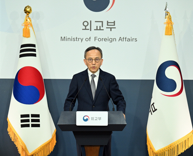 아시아투데이 박성일 기자 박일 외교부 대변인 12일 오후 서울 종로구 외교부 공용브리핑룸에서 대미 관련 취재진의 질문에 답변하고 있다.