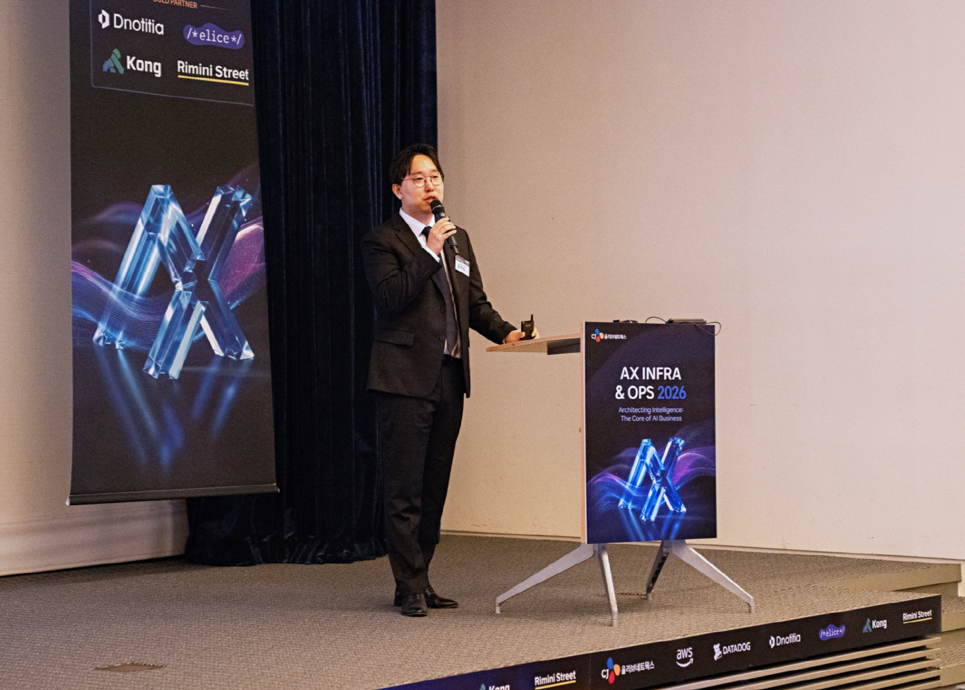 [사진3] ‘AX INFRA & OPS 2026’ 컨퍼런스에서 김기수 CJ올리브네트웍스 클라우드사업팀장이 클라우드 사업 전략을 주제로 발표하는 모습