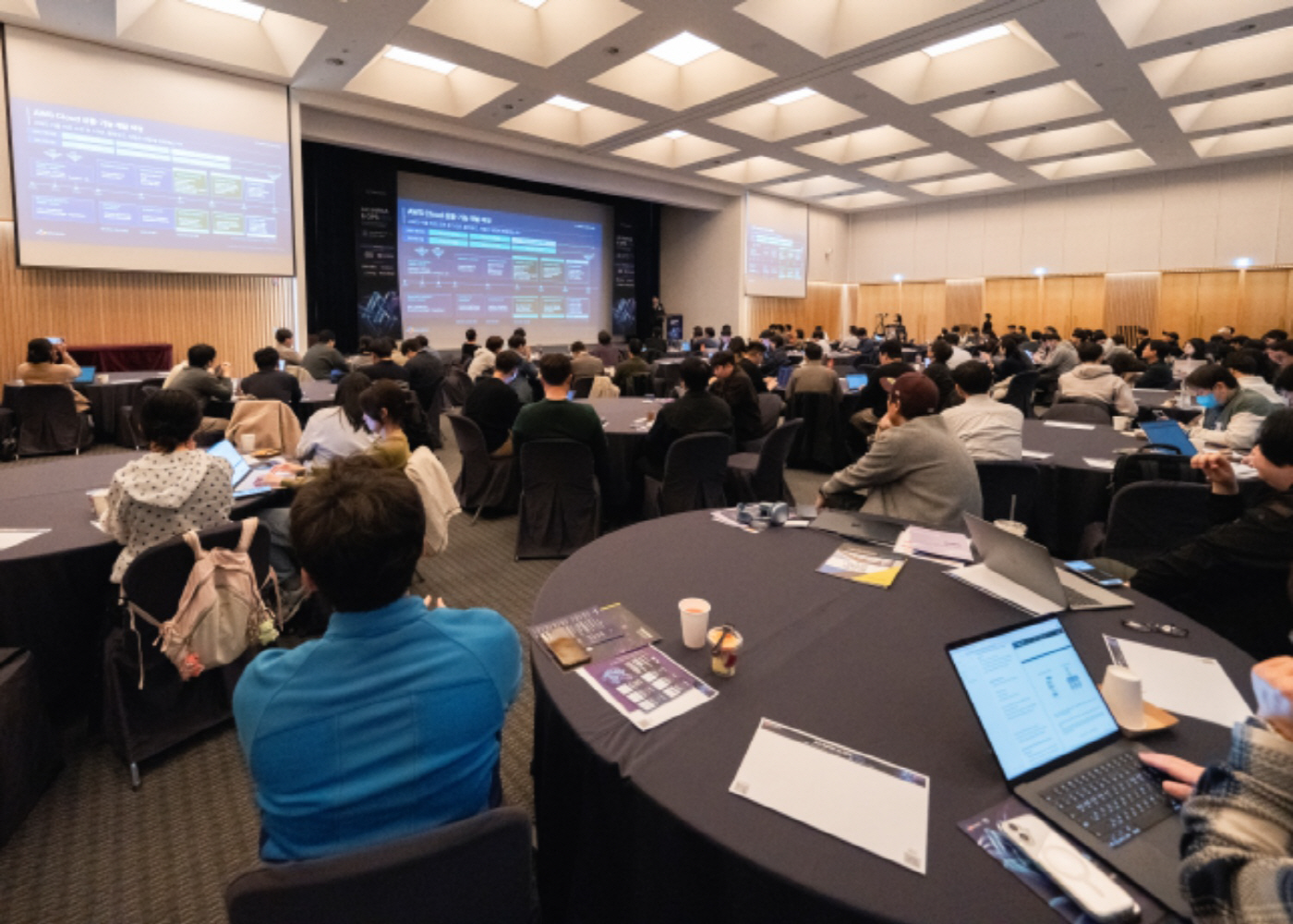 [사진2] ‘AX INFRA & OPS 2026’에서 참석자들이 세션 발표를 듣는 모습