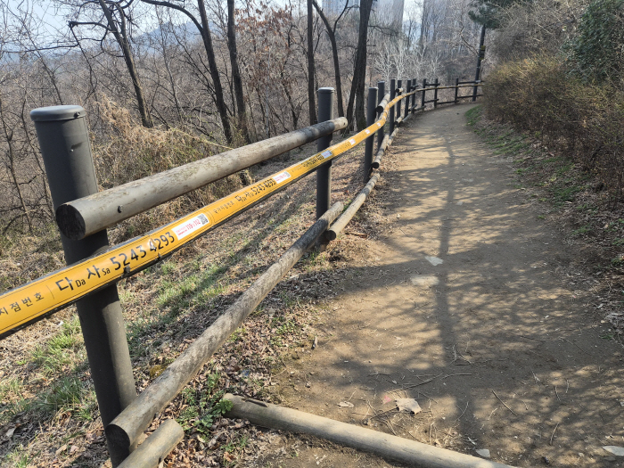 (사진2)까치산공원 등산로 펜스 구간에 설치된 국가지점번호 띠