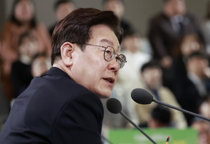 토론 주재하는 이재명 대통령