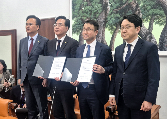 여야 원내대표 4월 임시회 일정 합의문 발표<YONHAP NO-4446>