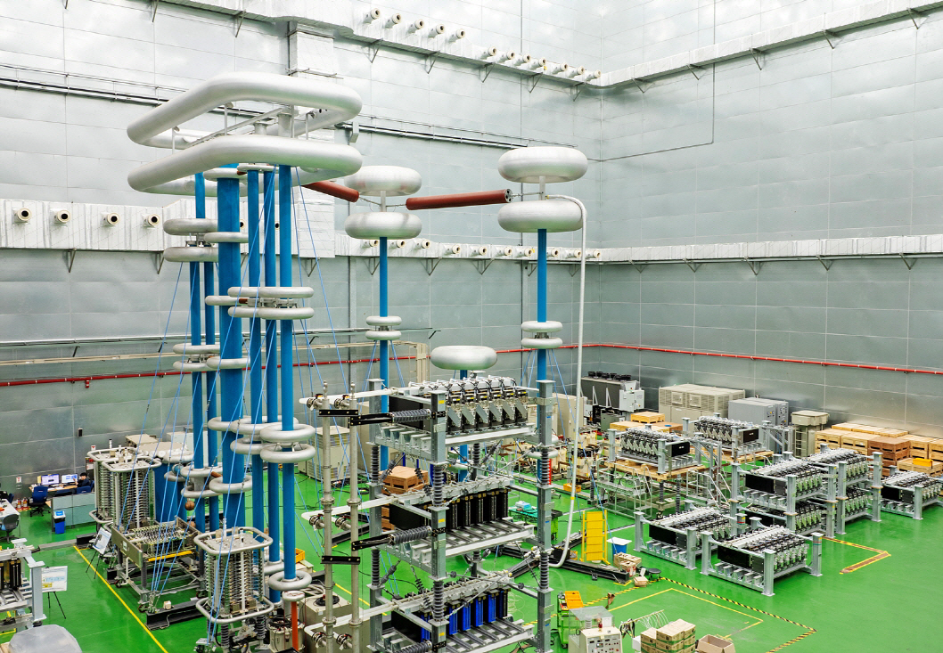 LS일렉트릭 부산 공장에서 HVDC 설비를 시험 하고 있는 모습