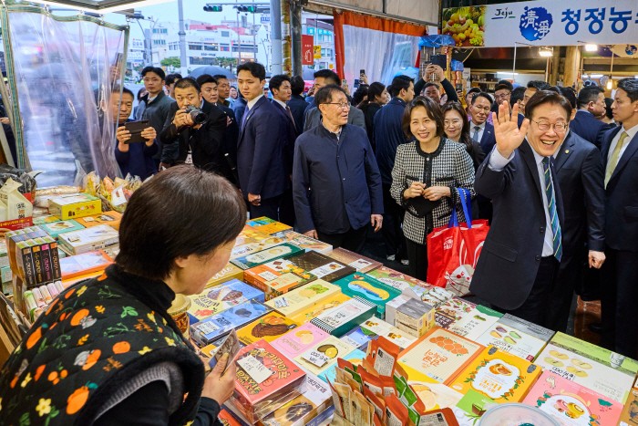 President Lee and first lady visit Jeju market, greet citizens in friendly outing