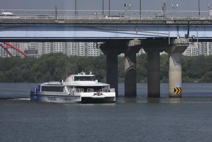 한강버스 탑승 관련 스케치
