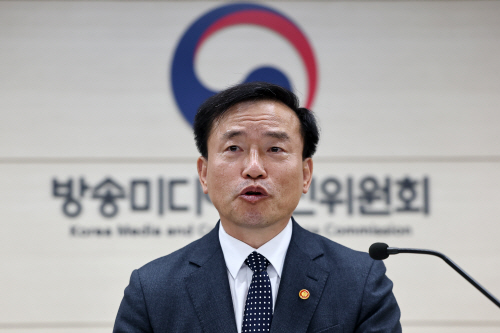 취임 100일 기자 간담회하는 김종철 방미통위원장<YONHAP NO-4145>