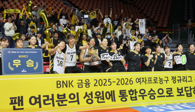 팬들과 함께 기념 촬영