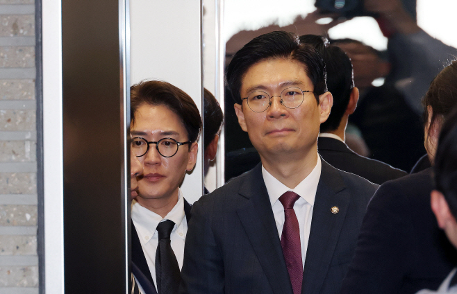 공천헌금 의혹 반박 기자회견 마친 조정훈 의원<YONHAP NO-2980>